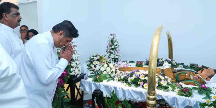 විපක්ෂනායක සජිත් බන්ධනාගාර ගැටුමින් දිවි අහිමි වූ නිලධාරී චන්ද්රවංශගේ දේහයට අවසන් ගෞරව දක්වන්න තලාහේනට යයි! VIDEO & PHOTOS I Sri Lanka Latest News