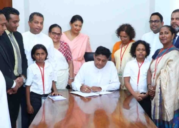 නොවිසඳුණු ළමා අපයෝජන පැමිණිලි කිරීමේ අත්සන් 40000ක පෙත්සමට සජිත් ඇතුළු සජබය අත්සන් තබයි! PHOTOS I Sri Lanka Latest News