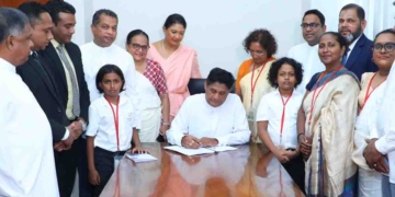 නොවිසඳුණු ළමා අපයෝජන පැමිණිලි කිරීමේ අත්සන් 40000ක පෙත්සමට සජිත් ඇතුළු සජබය අත්සන් තබයි! PHOTOS I Sri Lanka Latest News