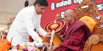අමරපුර සිරි සද්ධම්මවංශ මහා නිකායේ අනුනායක පදවියෙන් පිදුම් ලැබූ  ශාස්ත්‍රපති හිල්ලේ ඤානානන්ද නාහිමියන්ගේ සන්නස්පත්‍ර ප්‍රදාන උත්සවයේදී රටට එල්ල වන අලුත්ම ආක්‍රමණය ගැන විපක්ෂනායක සජිත්ගෙන් විශේෂ හෙළිදරව්වක්!  VIDEO & PHOTOS I Sri Lanka Latest News