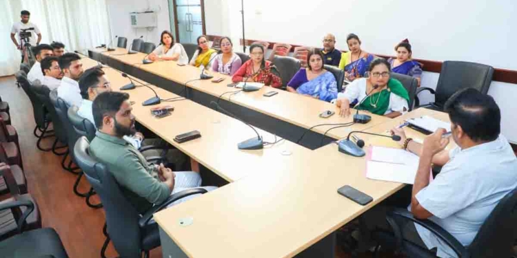 2023 ඉඳන් ලිඛිත හා ප්රායෝගික පරීක්ෂණ තියලා නෑ! 700ක් අමාරුවේ..! සිද්ධි-යුනානි-වෛද්ය ක්ෂේත්රවල බරපතළ අර්බුදයක්! පාරම්පරික වෙදකම සුරැකීමේ සංවිධානය විපක්ෂනායක සජිත් හමුවී අසාධාරණය කියයි! VIDEO & PHOTOS I Sri Lanka Latest News