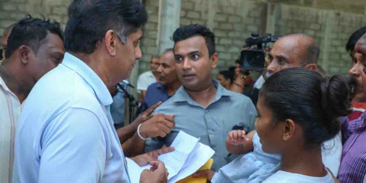 විපක්ෂනායක සජිත් හම්බන්තොට ගොවීන්ගේ ප්රශ්නවලට සවන් දෙයි! ගොවි පුතෙක්ගේ ආණ්ඩුව ගොවීන් මංමුලා කරපු විදිහත් පෙන්වා දෙයි! VIDEO & PHOTOS I Sri Lanka Latest News