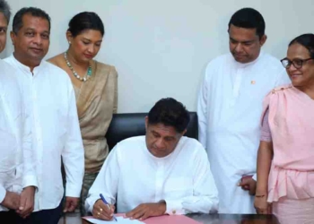 අධිකරණ ඇමැති හර්ෂණට එරෙහිව විශ්වාසභංගයක්! විපක්ෂය අත්සන් තැබීම අරඹයි! PHOTOS I Sri Lanka Latest News