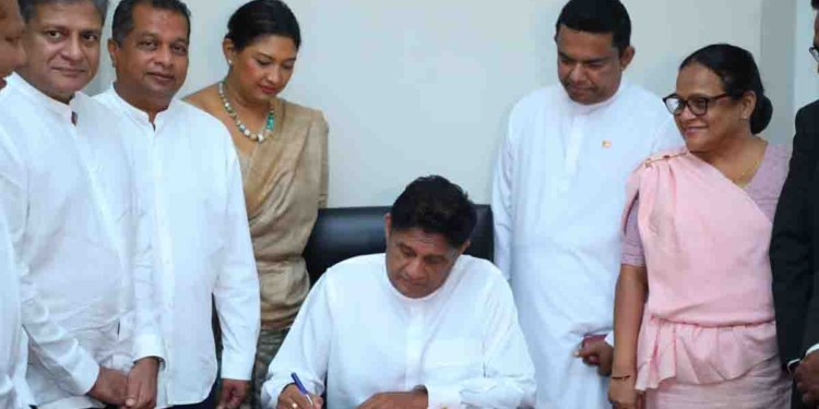 අධිකරණ ඇමැති හර්ෂණට එරෙහිව විශ්වාසභංගයක්! විපක්ෂය අත්සන් තැබීම අරඹයි! PHOTOS I Sri Lanka Latest News