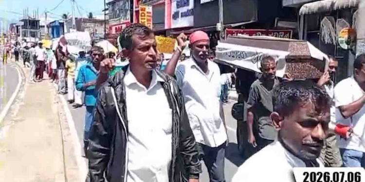 මීගමු හිරගෙදර උණුසුම අස්සේ විල්ගමු ගොවියොත් පාරට බැහැලා මාතලෙත් උණුසුම්! වීවලට සහතික මිලක් ඉල්ලා ප්‍රාදේශීය ලේකම් කාර්යාලය වට කරයි! VIDEO I Sri Lanka Latest News