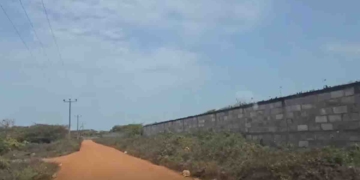තලෙයිමන්නාරමේ ආදම්ගේ පාදය වටකරලා කිලෝමීටර් ගාණක් දිග දැවැන්ත තාප්පයක් ගහලා! ඇතුළේ වෙන්නෙ මොනවද කියලා කවුරුත් දන්නෙ නෑ! කාටවත් යන්න එන්නත් බෑ! කැමරාත් හයිකරලා! කව්ද මේකෙ අයිතිකාරයා? කව්ද මේ වගේ දෙයක් කරන්න අවසර දුන්නේ..? VIDEO I Sri Lanka Latest News
