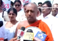 බැරිම තැන වෙද මහත්තරුයි වෙද නෝනලයි ප්රශ්න අරන් ජනාධිපති ලේකම් කාර්යාලය ඉස්සරහට එයි! VIDEO I Sri Lanka Latest News