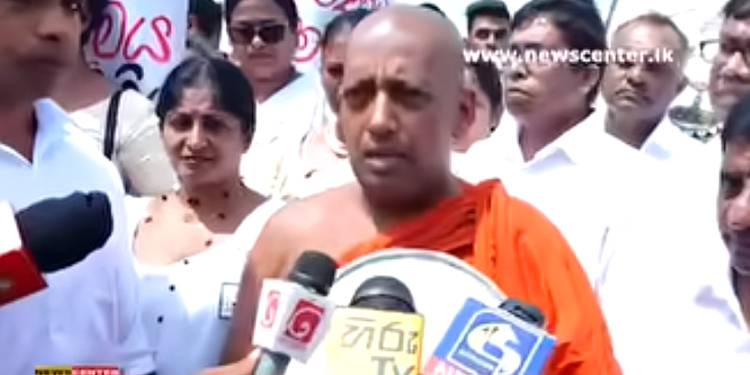 බැරිම තැන වෙද මහත්තරුයි වෙද නෝනලයි ප්‍රශ්න අරන් ජනාධිපති ලේකම් කාර්යාලය ඉස්සරහට එයි! VIDEO I Sri Lanka Latest News
