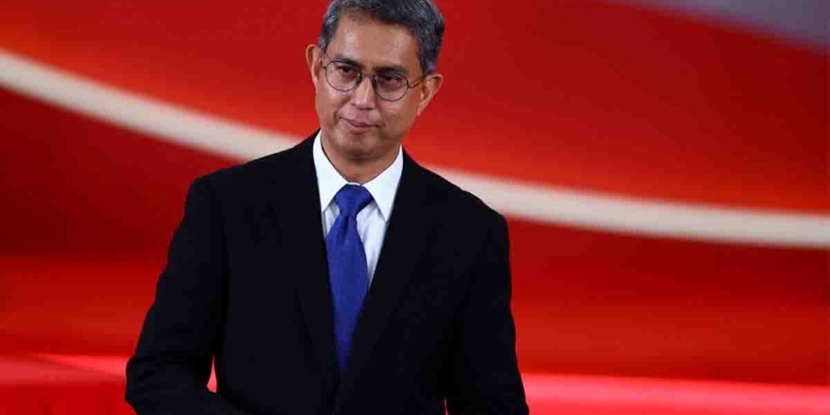 කායික සබධතා පැවැත්වුවේ නැතත් නිසි සීමා පවත්වා ගත්තේ නෑ! කාන්තාවක් එක්ක යාළු වෙච්ච සිංගප්පූරු ඇමැති තනතුරෙන් විතරක් නෙමෙයි පක්ෂයෙනුත් ඉල්ලා අස්වෙයි! I Sri Lanka Latest News