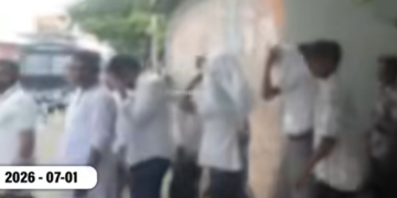 කුරුණෑගල සිසුන් දෙන්නෙකුට ගහපු හෙල්මට්-සවල් චණ්ඩි 4 දෙනා දවස් 14ක් ඇතුළට! ඔය යන්නෙ දම්වැල් දාගෙන මූණ වහගෙන පෝලිමේ යස අගේට! VIDEO I Sri Lanka Latest News