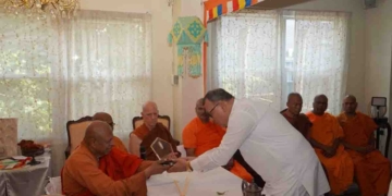 ලංකාවට විශාල ජයග්රහණයන් රැසක් අත්කර දුන් අමෙරිකානු තානාපති මහින්ද සමරසිංහට උපහාර දක්වන්න මහා සංඝරත්නය තානාපති කාර්යාලයට වැඩම කරයි! තානාපතිවරයා කළ අවසන් කතාවේ වීඩියෝව මෙන්න! VIDEO & PHOTOS I Sri Lanka Latest News