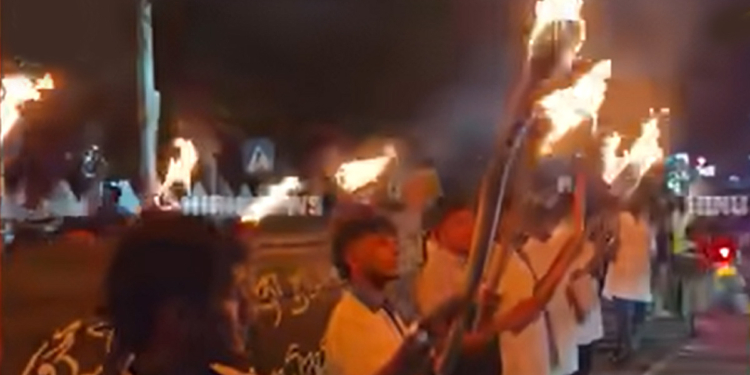 වෛද්‍ය සිසුන් පන්දම් අරගෙන මහ රෑ පාරට බැහැලා කරාපිටිය දෙවනත් කරයි! VIDEO I Sri Lanka Latest News