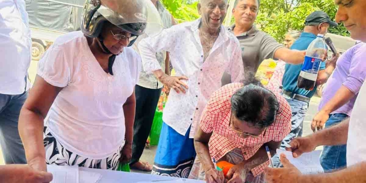 අධිකරණ ස්වාධීනත්වය! නීතීයේ ආධිපත්යය! මහජන පෙත්සම දිවුලපිටියට! PHOTOS I Sri Lanka Latest News