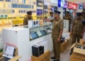 කෝටි 10ක හොර ෆෝන් ඊයේ කොල්ලුපිටියෙන් අල්ලද්දී පොලිසියට කෝටි 10ක්ම අල්ලස් දෙන්න හදලා! මේ කතාව ඇත්තක් නම් මාධ්‍ය සංදර්ශන දාන්නේ නැතිව වහාම අල්ලස් දෙන්න හැදුවෙ කව්ද-පැමිණිලි කළේ කව්ද කියලා රටට හෙළිකරන්න! I Sri Lanka Latest News