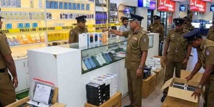 කෝටි 10ක හොර ෆෝන් ඊයේ කොල්ලුපිටියෙන් අල්ලද්දී පොලිසියට කෝටි 10ක්ම අල්ලස් දෙන්න හදලා! මේ කතාව ඇත්තක් නම් මාධ්ය සංදර්ශන දාන්නේ නැතිව වහාම අල්ලස් දෙන්න හැදුවෙ කව්ද-පැමිණිලි කළේ කව්ද කියලා රටට හෙළිකරන්න! I Sri Lanka Latest News