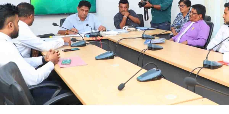 ඩෙංගු රටටම විදිද්දී විපක්ෂනායක සජිත් කීට විද්‍යා සංගමයේ සාමාජිකයන් හමුවෙයි! ඩෙංගු මදුරුවාගෙන් මිනිස්සු බේරගන්න යෝජනාවලියක් ඉදිරිපත් කරයි! VIDEO & PHOTOS I Sri Lanka Latest News