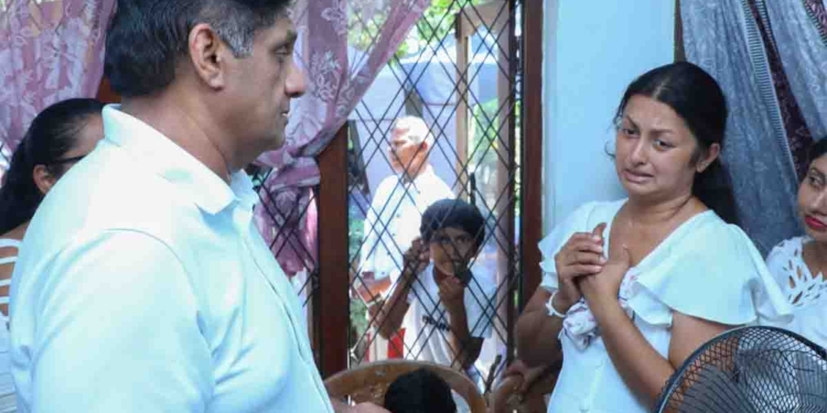බන්ධනාගාර ගැටුමින් මියගිය නියාමකට අවසන් ගෞරව දක්වන්න සජිත් ලුණුගම්වෙහෙරට යයි! VIDEO & PHOTOS I Sri Lanka Latest News